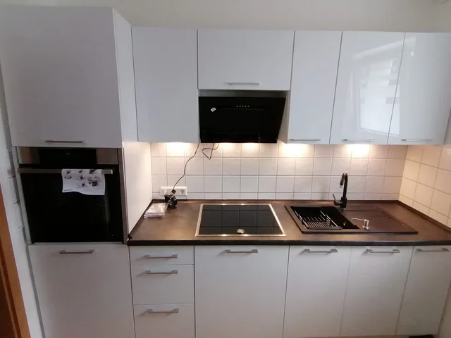 Weiße Küche mit Holzdekor-Arbeitsplatte