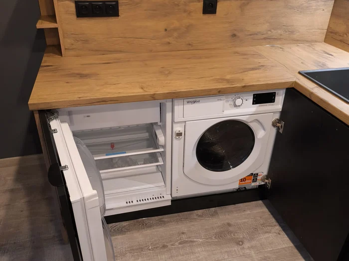 Küchenschrank mit eingebauter Waschmaschine und ausziehbarem Cargo