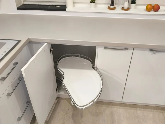 Küchenschrank mit Le-Mans-Eckauszug für Töpfe